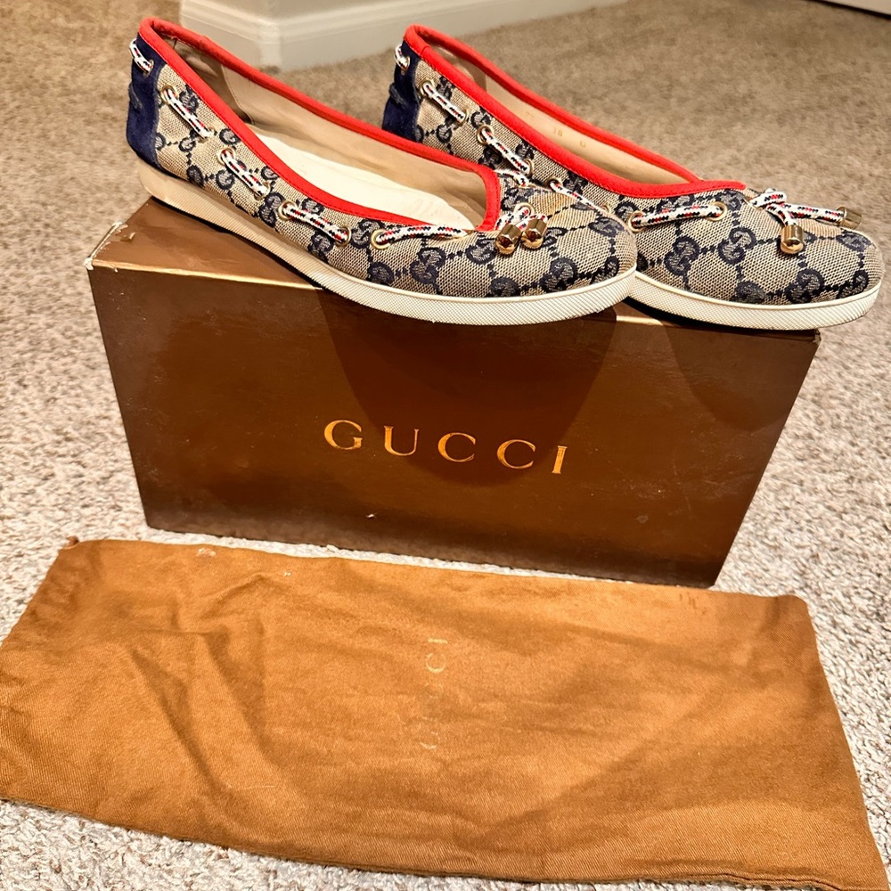 Gucci Women's Beige and Red Loafers
